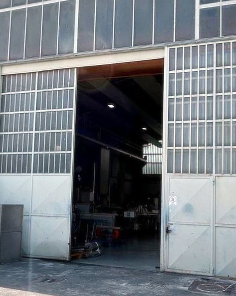 Il vano del capannone prima dell&rsquo;intervento: apertura libera sotto le vetrate a shed