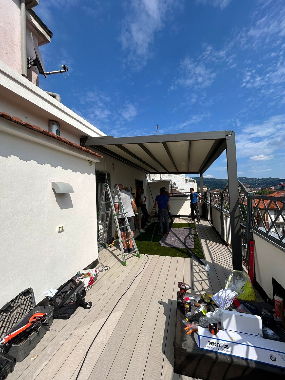 La squadra al lavoro sul montaggio di una pergola