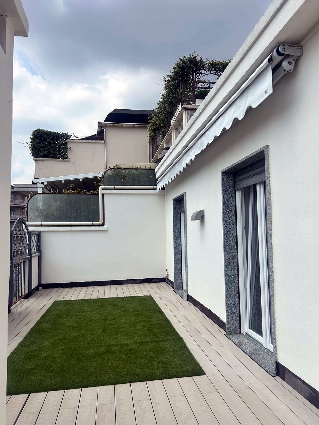 Tenda a bracci su terrazza